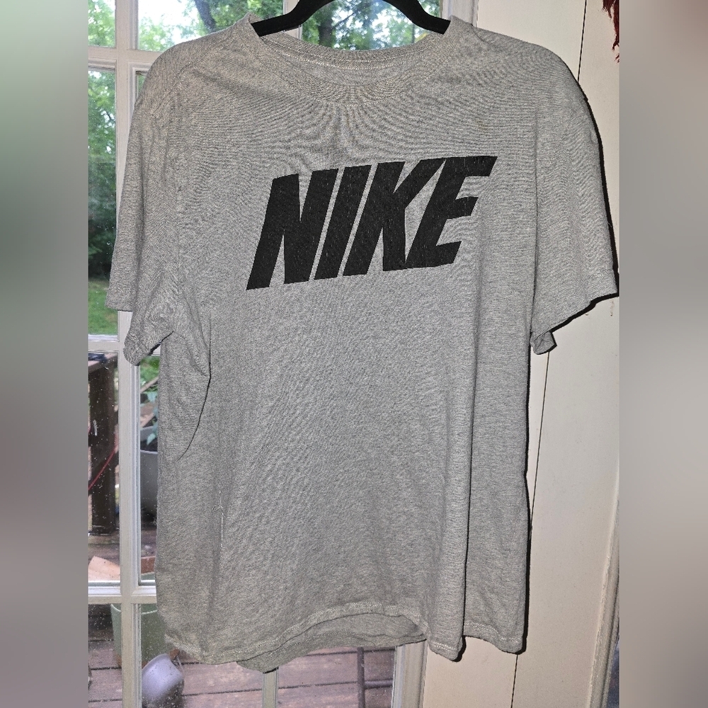 Nike Men’s The Nike Tee Gray Logo T-Shirt Size L
